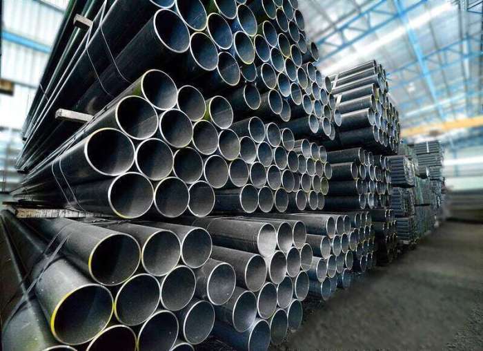 Steel construction pipes stacked on top of each other